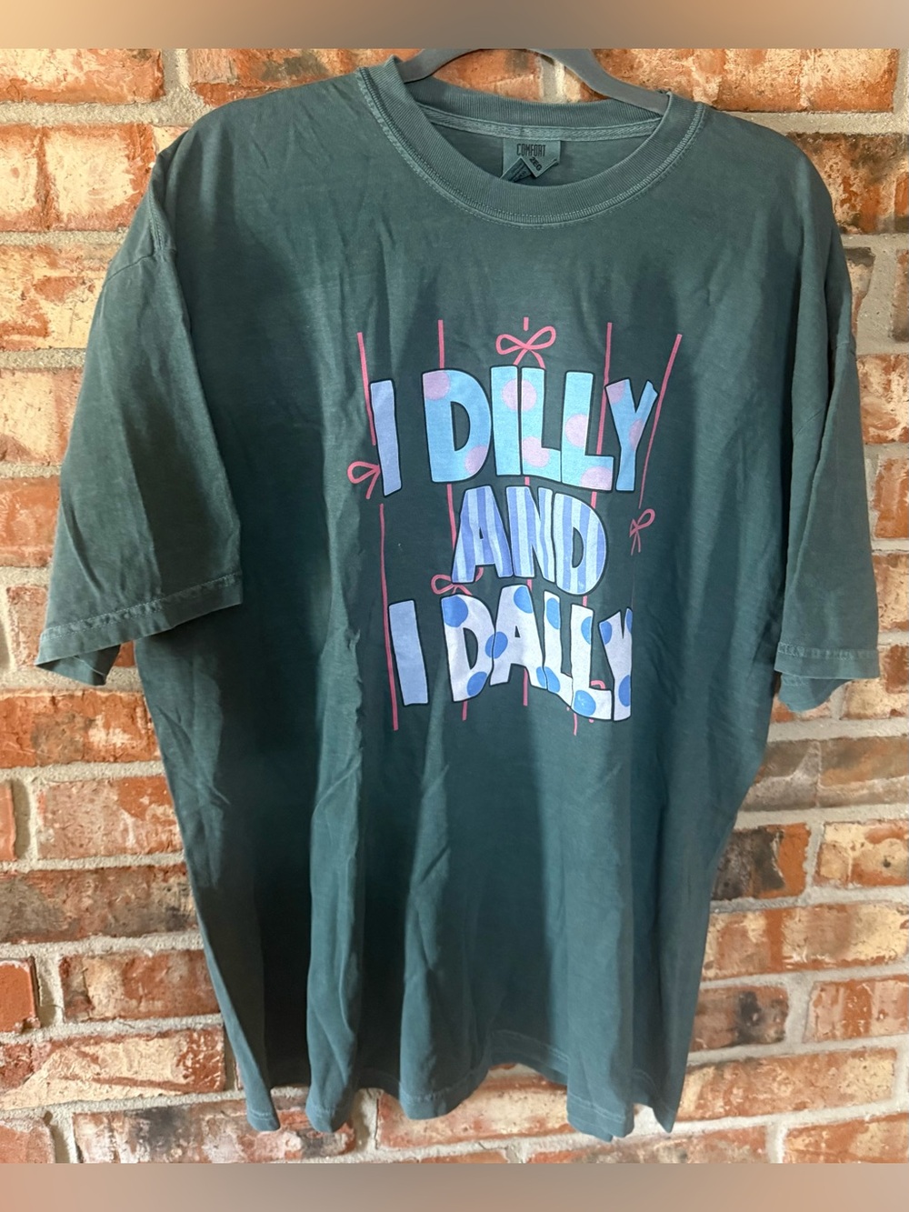 Comfort Colors Green Graphic Tee with I dilly I dally print - Picture 1 of 6
